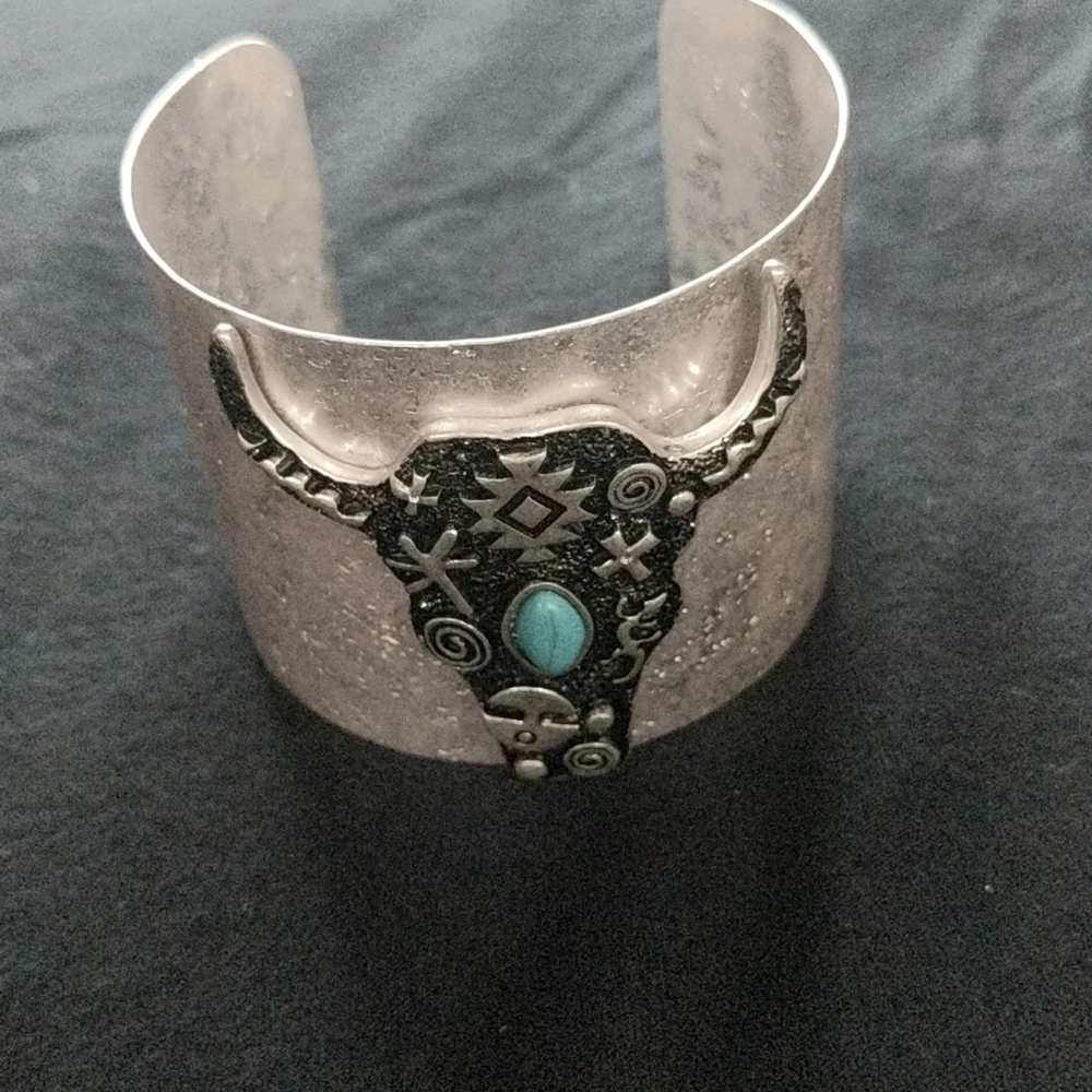 Round Hammered Cuff - Turquoise

Bracelet